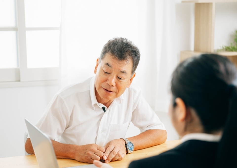 メモサのお葬式が神戸市で高齢の男性と対面相談している様子