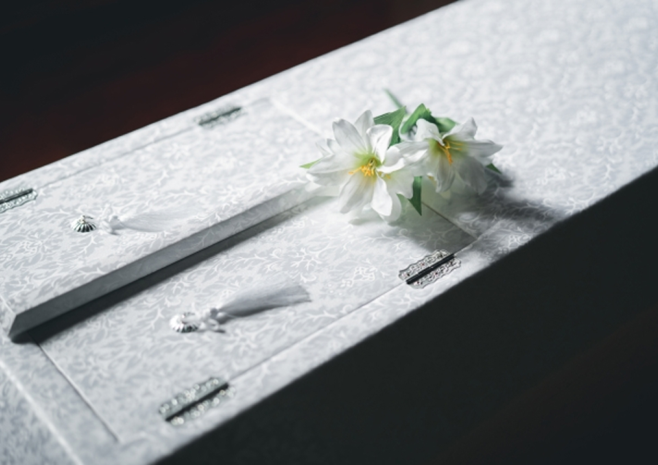 メモサのお葬式が神戸市で白装の棺に百合を添えた火葬式プランの様子