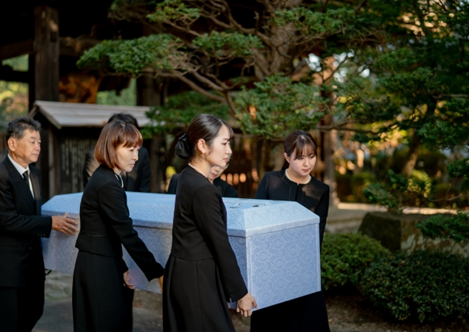 メモサのお葬式が神戸市で火葬式の棺を搬送する葬儀スタッフ一同