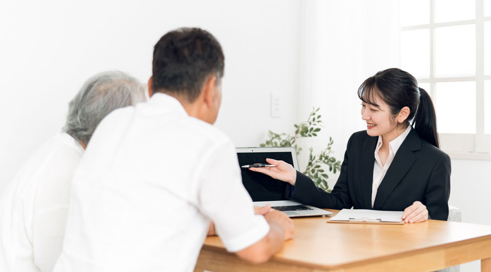 メモサのお葬式の相談員が神戸市の家族葬プランを説明している相談風景