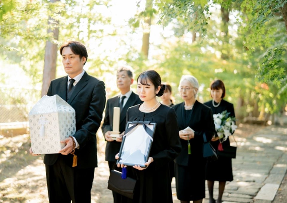 メモサのお葬式の神戸市での一日家族葬で遺影と骨箱を携え参列する家族