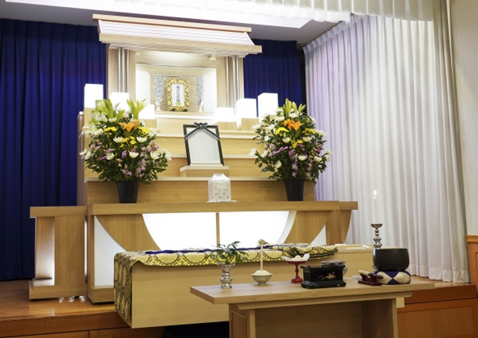 メモサのお葬式が神戸市ホールで一日家族葬の祭壇を整え告別式を行う準備をしている