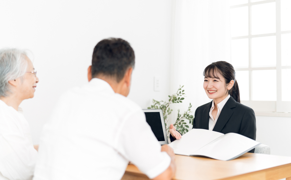 メモサのお葬式が神戸市のご家庭で事前相談を行い葬儀の流れを説明している